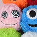 Fuzzy Monsters szőrös plüss labda többféle változatban 23cm